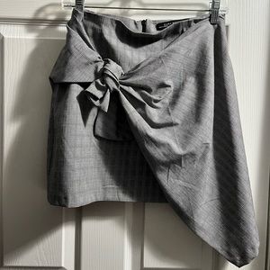Zara | Plaid asymmetrical mini skirt with knot in front | B/W | Size M